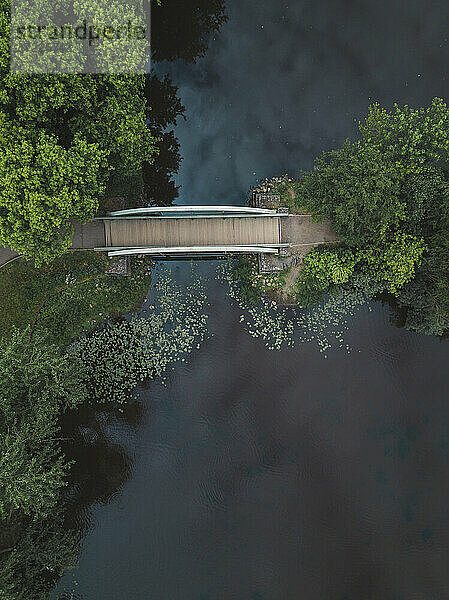 Luftaufnahme einer Brücke und eines Teichs  Tichwin  Russland