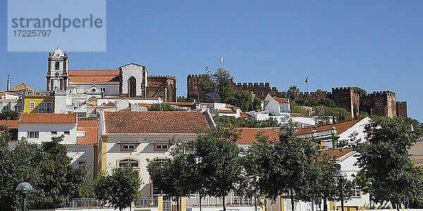 Stadtbild mit Kathedrale und Burg  Silves  Algarve  Portugal