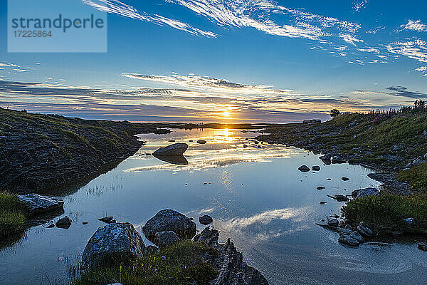 Norwegen  Vega-Archipel  Sonnenuntergang über dem Unesco-Welterbe