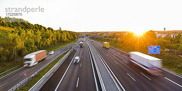 Blick auf eine Autobahn bei Sonnenuntergang  Leonberg  Deutschland