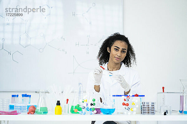 Junge Forscherin bei der Arbeit mit Laborgeräten im Labor