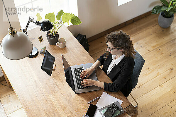 Geschäftsfrau benutzt Laptop im Büro zu Hause