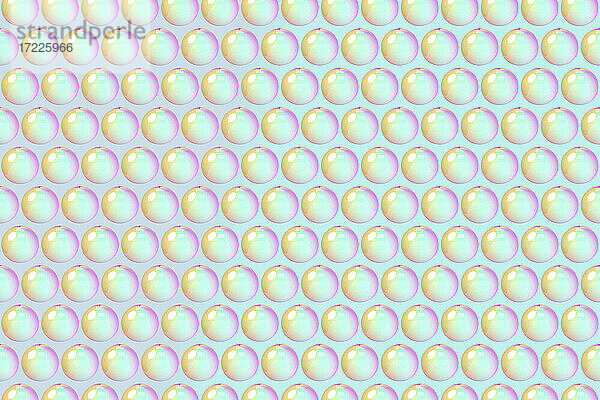 Dreidimensionales Muster aus Reihen von Blasen vor grünem Hintergrund