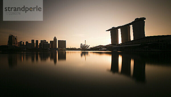 Singapur  Langzeitbelichtung der Marina Bay in der Morgendämmerung mit dem Marina Bay Sands Resort im Hintergrund