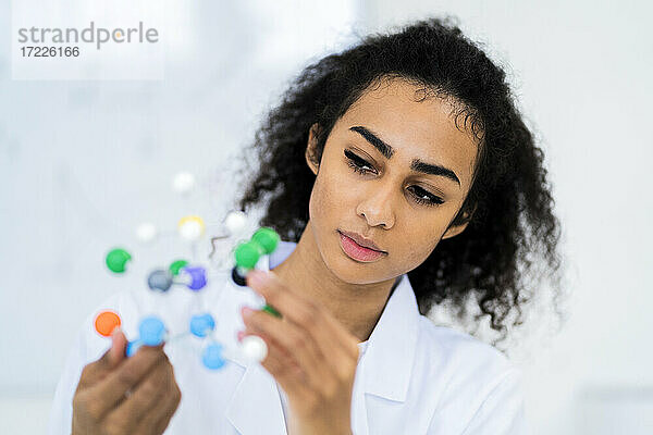 Junge Forscherin bei der Untersuchung einer molekularen Struktur im Labor