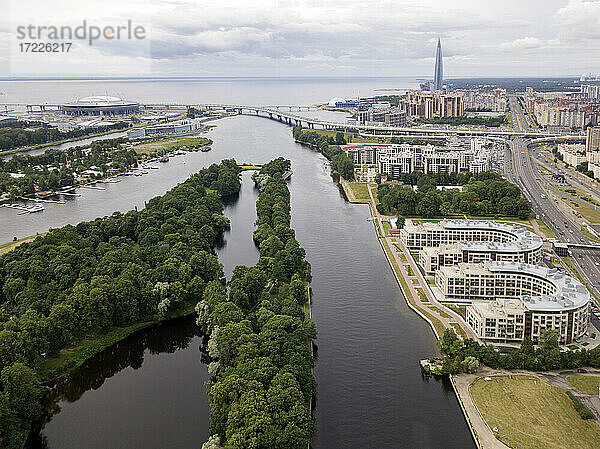 Elagin-Insel und Lahta Center Tower im Hintergrund  St. Petersburg  Russland