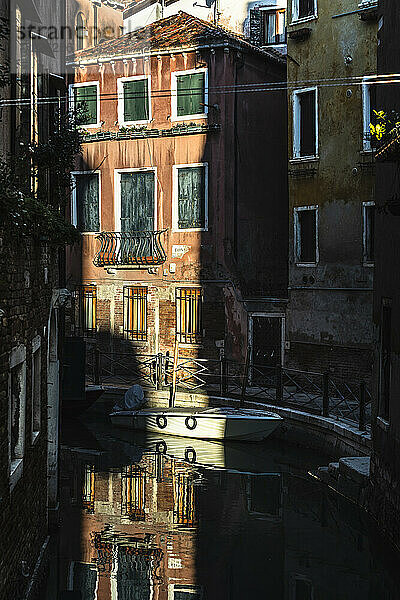 Italien  Venetien  Venedig  Alte Häuser entlang des engen Stadtkanals in der Abenddämmerung