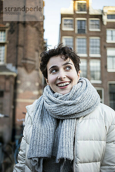 Die Niederlande  Amsterdam  Mädchen mit kurzen Haaren in der Stadt