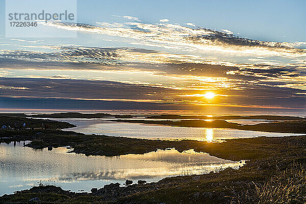 Norwegen  Vega-Archipel  Sonnenuntergang über dem Unesco-Welterbe