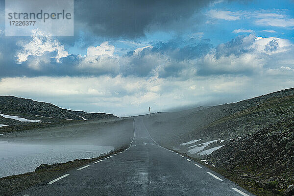 Norwegen  Aurland  Straße im Nebel auf der Aurland-Hochebene