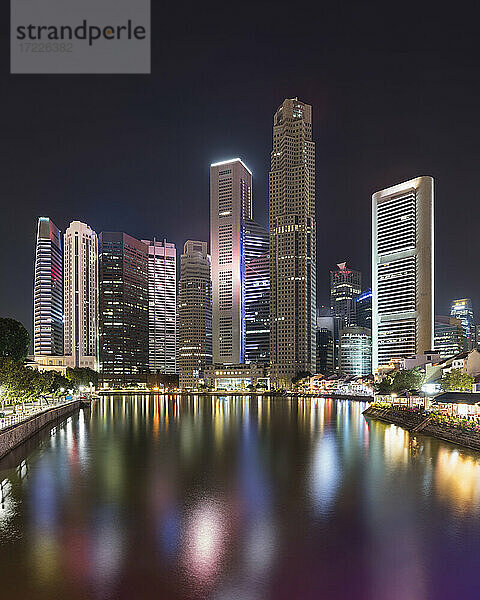 Singapur  Singapur-Fluss und Wolkenkratzer in der Innenstadt bei Nacht