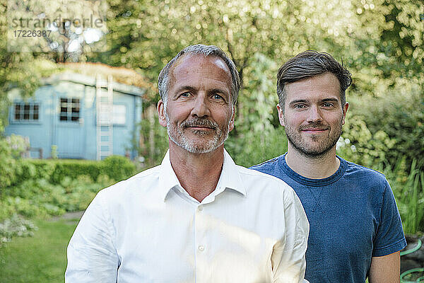 Vater und Sohn im Garten an einem sonnigen Tag