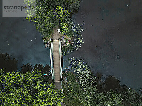 Luftaufnahme einer Brücke und eines Teichs  Tichwin  Russland