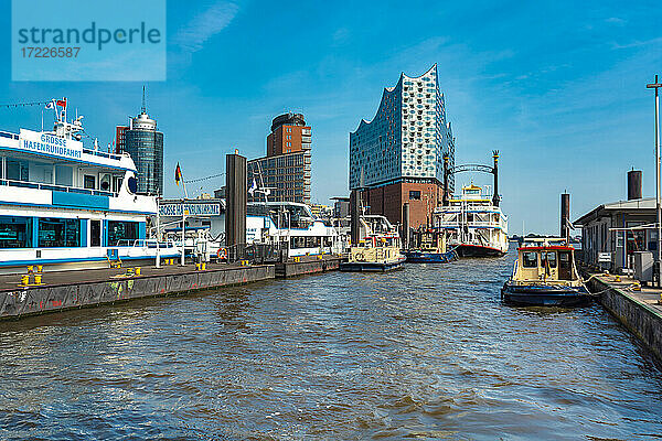 Landungsbrücken und Elbphilharmonie  Hamburg  Deutschland