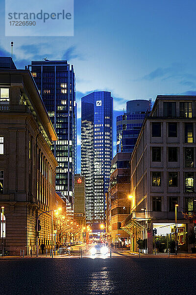 Blick auf eine Straßenschlucht in der Abenddämmerung  Frankfurt  Deutschland