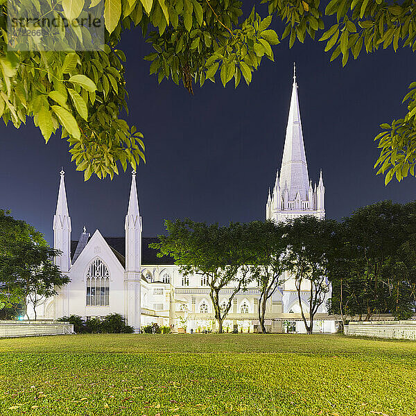 Singapur  Saint-Andrews-Kathedrale bei Nacht