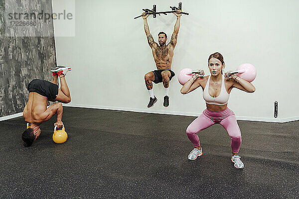 Sportler beim Training mit Geräten im Fitnessstudio