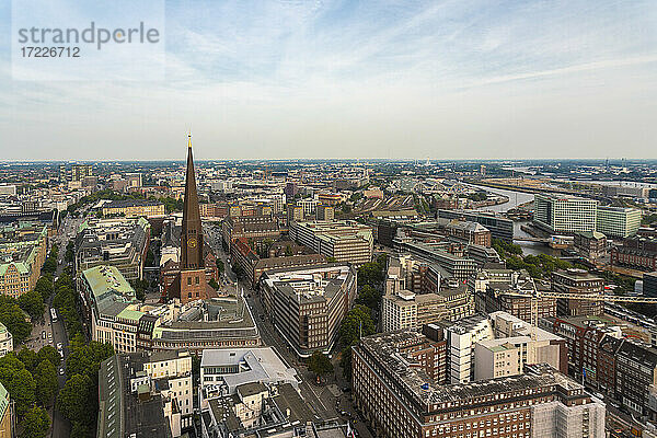 Stadtbild mit St. Jakobuskirche  Altstadt und St. Georg  Hamburg  Deutschland