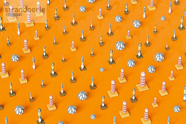 Dreidimensionales Rendering von abstrakten Brettspielfiguren vor orangefarbenem Hintergrund