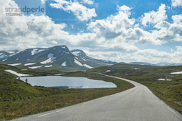 Norwegen  Skei  Straße  die durch eine Berglandschaft führt
