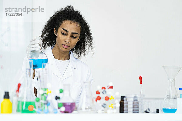 Junge Chemikerin bei der Arbeit in einem Chemielabor