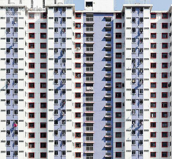 Singapur  Fenster eines weiß gefärbten Wohnhauses