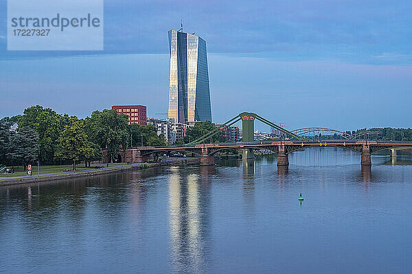 Deutschland  Hessen  Frankfurt  Main und Ignatz-Bubis-Brücke in der Abenddämmerung mit der Europäischen Zentralbank im Hintergrund