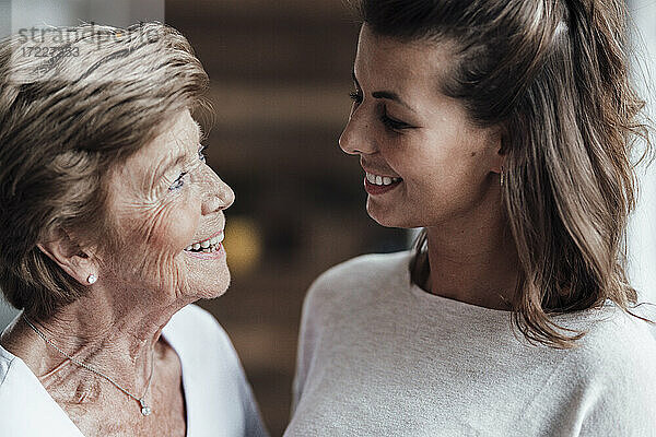 Glückliche Großmutter und junge Frau schauen sich an