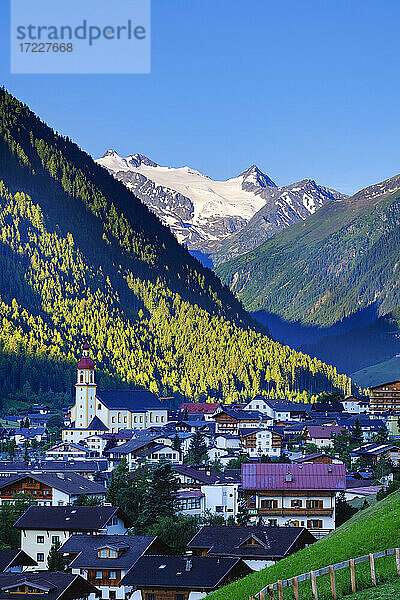 Neustift im Stubaital mit Stubaier Alpen  Tirol  Österreich