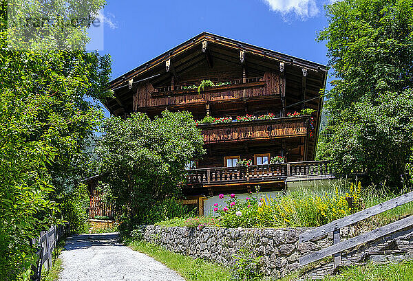 Traditionelle Holzhäuser in Alpbach  Tirol  Österreich