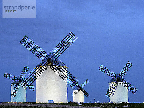 Spanien  Provinz Toledo  Campo de Criptana  Historische Windmühlen in der Abenddämmerung