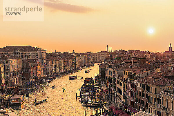 Italien  Venetien  Venedig  Canal Grande und umliegende Häuser bei stimmungsvollem Sonnenuntergang