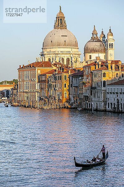 Abendstimmung  Blick von der Ponte dell?Accademia auf den Canal Grande mit Gondel  Basilika Santa Maria della Salute  Venedig  Venetien  Italien  Europa