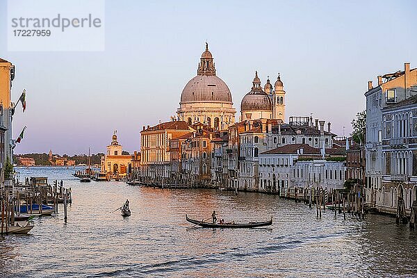 Abendstimmung  Blick von der Ponte dell?Accademia  Gondel auf dem Canal Grande  Basilika Santa Maria della Salute  Venedig  Venetien  Italien  Europa
