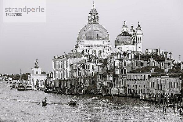 Schwarz-Weiß  Blick von der Ponte dell?Accademia auf den Canal Grande und die Basilika Santa Maria della Salute  Venedig  Venetien  Italien  Europa