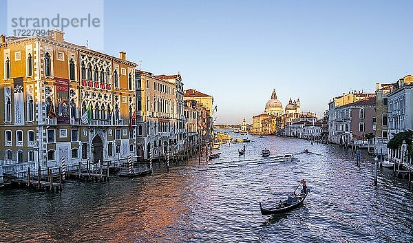 Abendstimmung  Blick von der Ponte dell?Accademia auf den Canal Grande mit Gondel  Basilika Santa Maria della Salute  Venedig  Venetien  Italien  Europa