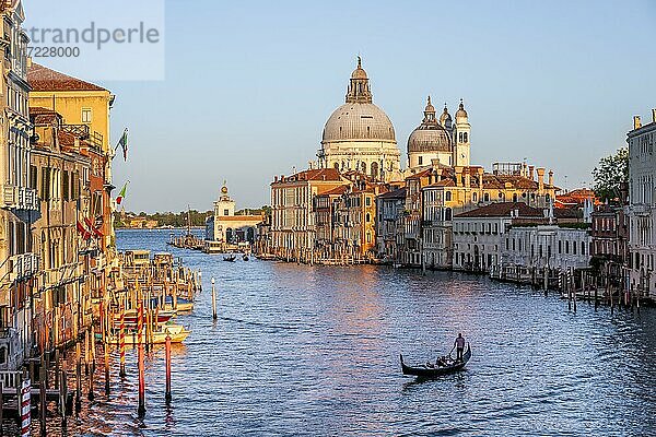 Abendstimmung  Blick von der Ponte dell?Accademia auf den Canal Grande und die Basilika Santa Maria della Salute  Venedig  Venetien  Italien  Europa