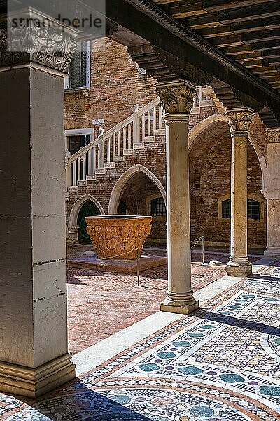 Mosaikboden im Innenhof mit Säulen  im Ca' d'Oro Palast  Venedig  Venetien  Italien  Europa