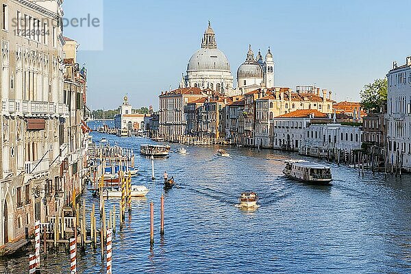 Blick von der Ponte dell?Accademia auf den Canal Grande und die Basilika Santa Maria della Salute  Venedig  Venetien  Italien  Europa