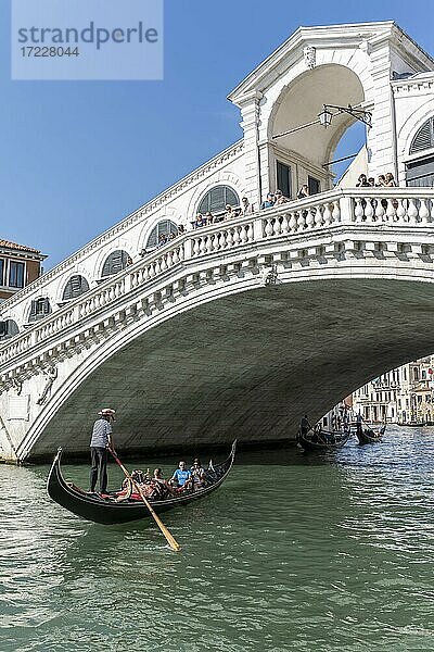 Gondel mit Touristen auf dem Canal Grande  Rialto Brücke  Venedig  Venetien  Italien  Europa
