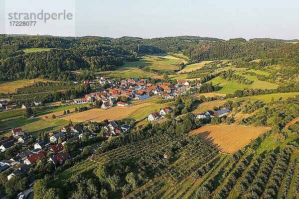 Dorf Oberehrenbach  Obstplantagen  bei Leutenbach  Drohnenaufnahme  Fränkische Schweiz  Oberfranken  Franken  Bayern  Deutschland  Europa