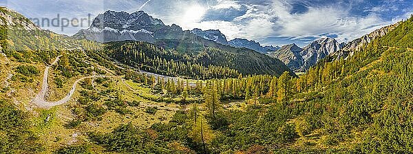 Alpenpanorama im Herbst  Lärchen  Berge und Bergtäler  Gipfel von links nach rechts Lamsenspitze  Schafkarspitze  Eiskarlspitze  Spitzkarspitze  Eng  Gemeinde Hinterriß  Karwendelgebirge  Alpenpark Karwendel  Tirol  Österreich  Europa