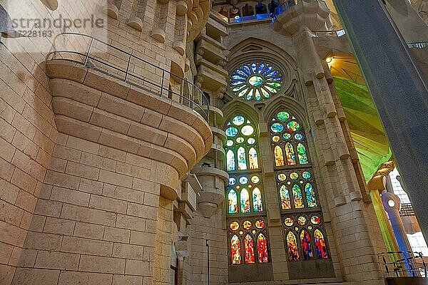 Innenraum der Sagrada Família oder Basílica i Temple Expiatori de la Sagrada Família  Sühnekirche der Heiligen Familie  von Architekt Antoni Gaudí entworfen  Barcelona  Katalonien  Spanien  Europa