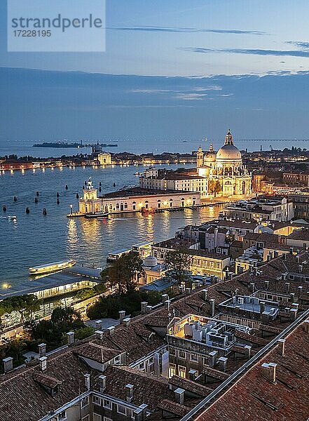 Abendstimmung  Sonnenuntergang am Canal Grande  Basilika Santa Maria della Salute  Venedig  Region Venetien  Italien  Europa