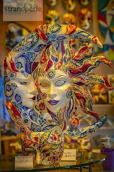 Venezianische Karnevalsmasken in einem Schaufenster  Venedig  Venetien  Italien  Europa
