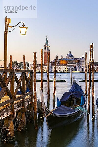 Venezianische Gondeln am Markusplatz im Abendlicht  blaue Stunde  hinten Kloster San Giorgio Maggiore  Stadtteil San Marco  Venedig  Region Venetien  Italien  Europa