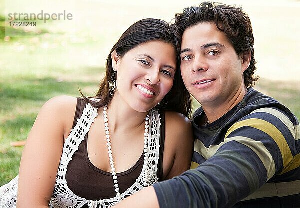 Attraktive hispanische Paar Porträt genießen einander im Freien