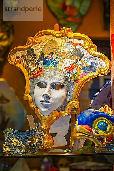 Venezianische Karnevalsmasken in einem Schaufenster  Venedig  Venetien  Italien  Europa