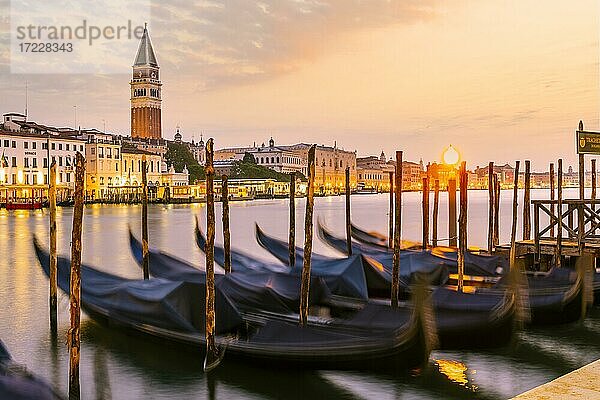 Abendstimmung  Sonnenuntergang am Canal Grande  Gondeln am Pier  Glockenturm des Campanile  Venedig  Region Venetien  Italien  Europa