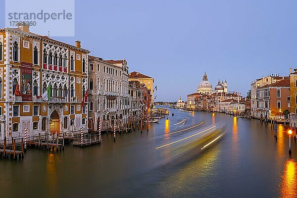 Abendstimmung  Langzeitaufnahme  Blick von der Ponte dell?Accademia auf den Canal Grande und die Basilika Santa Maria della Salute  Venedig  Venetien  Italien  Europa